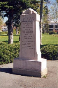 Monument-SSJB-CL Monument de la Société Saint-Jean-Baptiste de Granby