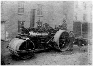rouleau compresseur à vapeur. Acheté pour 3 000 $ de la compagnie Waterous Engine Works, de Brantford, en Ontario, l’engin arrive à Granby par chemin de fer au milieu du mois de mai 1913