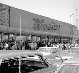 Le centre commercial Plaza est inauguré le 14 juin 1966. Le Plaza compte une douzaine de magasins, dont Woolco et Dominion. (SHHY, fonds Jean-Paul Matton)