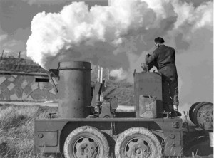 On comprend davantage le rôle et l’utilité du smoke generator lorsqu’on le voit fonctionner, comme ici. Source : Fonds du ministère de la Défense nationale, Belgium, 13 Oct. 1944, Bibliothèque et Archives Canada, numéro d’acquisition 1967-052 NPC, numéro de la pièce (créateur) : 41533, numéro de reproduction a167998-v6.