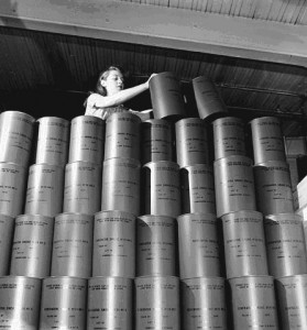 Cette photo permet de voir les contenants du Smoke Generator no 24, identiques à ceux produits à l’usine de munition de la Miner Rubber. Source : Fonds Office national du film du Canada, Division de la photographie, Montréal (Québec), mai 1944. Bibliothèque et Archives Canada, numéro d’acquisition 1971-271 NPC, numéro de la pièce (créateur) : WRM 4493, numéro de reproduction e-000762140.