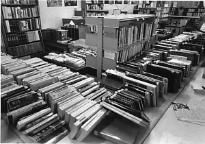 Bibliothèque municipale, Granby, Le local de Sainte-Famille offre à peine assez d’espace pour l’entreposage des livres. (SHHY, fonds La Voix de l'Est) 