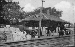 La gare de Granby, rue Denison, vers 1930 (Société d'histoire de la Haute-Yamaska, fonds Germain Fortin