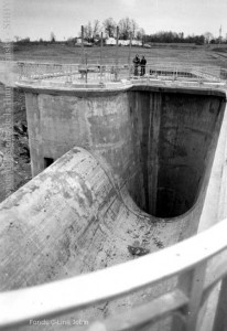 L'un des deux entonnoirs dans lequel l'eau de surplus du lac s'engouffre une fois le mise en eau complétée. La Voix de l'Est, 6 nov. 1976