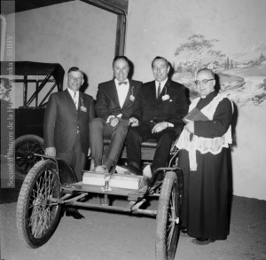 Sur cette photo, prise lors de l’inauguration du Musée de l’auto ancienne de Granby, en 1966, on aperçoit le maire Paul.O. Trépanier et le député de Shefford, Armand Russel, assis dans une Orient buckboard. Debout, à gauche, le propriétaire du musée, Maxime Choinière; à droite, le curé de la paroisse Saint-Joseph. Situé dans la rue Bourget, le Musée de l’auto ancienne a fermé ses portes en 1985. Fonds Jean-Paul Matton, P042-S002-D007-P014 