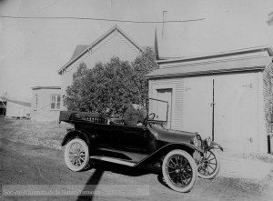 Walter Legge, propriétaire du journal hebdomadaire The Granby Leader- Mail, était un passionné d’automobile, comme en témoigne cette photo de 1925, où on le voit au volant de sa voiture, dans la rue City. Collection Société d’histoire de la Haute-Yamaska, P70-S27-SS05-SSS05-D1-P01 