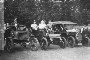 Propriété de M. McCanna, la troisième automobile de Granby est un Ford « A », une voiture à deux cylindres, comparable à celle visible au centre de cette photo. Collection Société d’histoire de la Haute-Yamaska, P70-S27-SS05-SSS05-D1-P03 