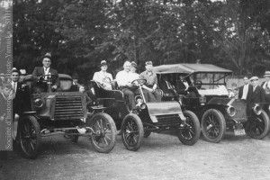 Propriété de M. McCanna, la troisième automobile de Granby est un Ford « A », une voiture à deux cylindres, comparable à celle visible au centre de cette photo. Collection Société d’histoire de la Haute-Yamaska, P70-S27-SS05-SSS05-D1-P03