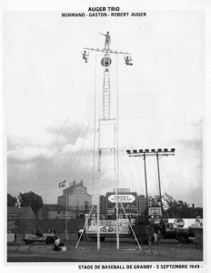 À remarquer, sur la photo : le panneau indicateur servant aux parties de baseball et, à l’arrière-plan, les installations de la Coopérative agricole du canton de Granby. (Coll. Gaston Auger)