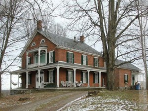 Construite en 1822 dans le style des maisons des gentilshommes anglais par Alvin Williams, un des pionniers du township de Stukely venu s’établir à Frost Village l’année précédente, cette majestueuse résidence en brique détient l’insigne honneur d’être la plus ancienne de la Haute-Yamaska. (Photo Chantal Lefebvre, SHHY) http://cartemrc.shhy.info/map/45.34527/-72.57119