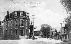 Waterloo à l'angle des rue Foster et de la Cour, en 1913. (Carte postale: Rumsey & Co., Toronto)