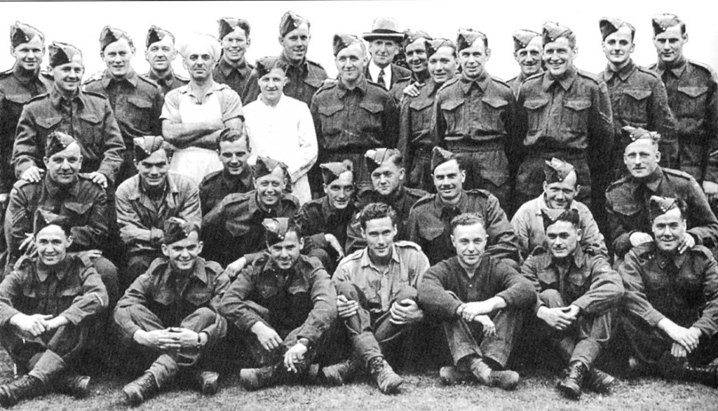 2e régiment d’artillerie de campagne, Angleterre, 1942 Soldats de Granby 1er rangée: Stanley Blunt, Armand St-Onge, Paul St-Onge, Ronald Dickenson, Curley Bessette, Georges Rivard, Horace Jeffryes 2e rangée: Tom Laflamme, Jacques Duval, Roland Roy, Robert Liberty, Roger Brodeur, Roy Ander-son, Norman Stone, Everett Lewis, Holley Ball 3e rangée: Howard Willey, Maurice St-Onge, Roderick Bradford, Joseph Pollard, Victor Tétreault, Campbell Mc Donald, Hilaire Dubois, Donald Neil, John Neil, Walter R. Legge, Dave Nicholson, Georges Chabot, Fred Adams, Clayton Cornish, Russel Webster, Lloyd Cornish, Paul Beauchamps. (Coll. Terry Cornish)