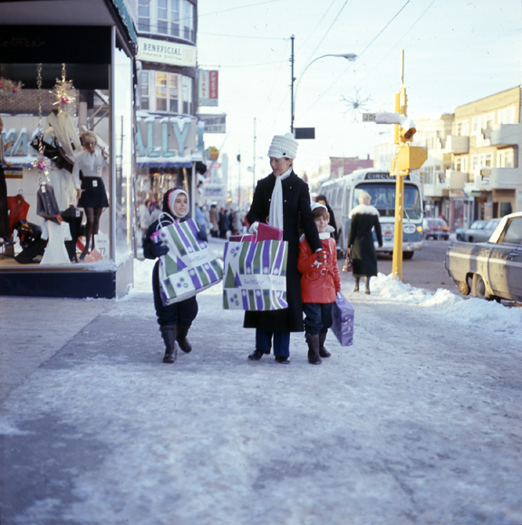 Magasinage du temps des Fêtes dans la rue Principale à Granby (Fonds Jeannot Petit, Société d'histoire de la Haute-Yamaska)