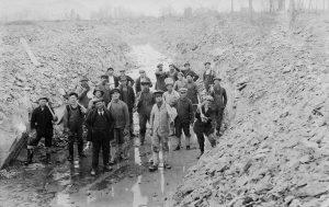 Travailleurs qui ont participé au creusage de la rivière Mawcook, en 1917 (Collection Sylva Gousy)