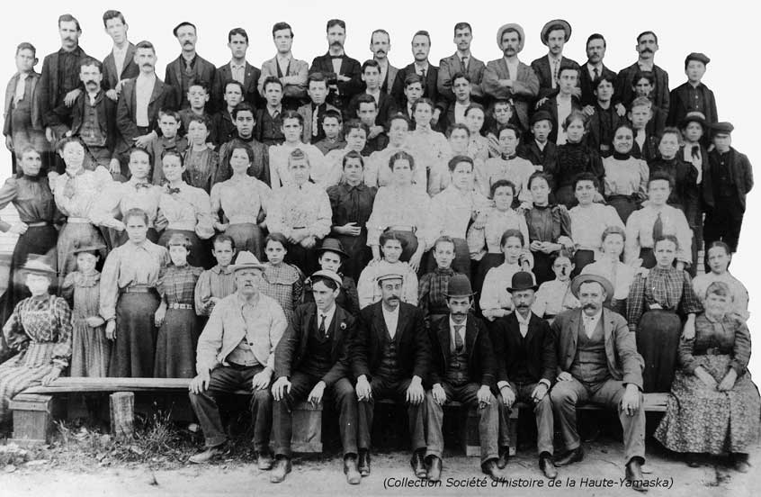 Les employés de la Payne Cigars, vers 1900. Parmis eux, l'on constate la présence de nombreux enfants. (Collection Société d'histoire de la Haute-Yamaska)