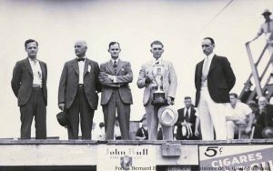 Coupe Bona Dusseault, Exposition agricole de Shefford à Waterloo, W.H. Miner, J.C. Magnan, Liboire Paré, Hector Choquette, député de Shefford, en 1937 (Fonds Bernard Brodeur, SHHY)