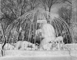 Monument de glace réalisé par le zoo au Parc Miner durant le carnaval d'hiver de 1963. (Fonds Société zoologique de Granby, SHHY)