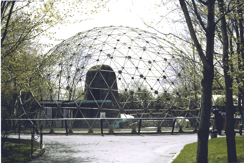 Le dôme géodésique du zoo de Granby (fonds Société zoologique de Granby, SHHY)