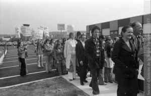 Les membres du CCB expriment une dernière fois leur désapprobation lors de l’inauguration du nouveau garage municipal, rue Édouard. (SHHY, fonds Jeannot Petit, P026-19731013)