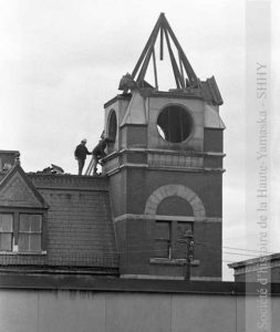 Démolition de la tour de l’édifice. L'horloge est actuellement exposée à l'hôtel de ville de Granby, dans la salle du conseil municipal. (© SHHY, fonds Jeannot Petit, P026-19731016)