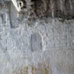 Partie des armoiries sculptées sous le fonds du sarcophage romain. On entrevoit la tête de l’aigle et les deux tours du château. (Coll. Société d’histoire de la Haute-Yamaska)
