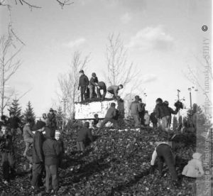 En décembre 1958, le sarcophage est pris d’assaut par des enfants venus assister à l’inauguration du magasin de la chaîne Marché Spot, situé à proximité du parc Pelletier. (Société d’histoire de la Haute-Yamaska, fonds P042 Jean-Paul Matton)