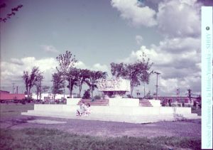 La fontaine du parc Pelletier, créée à partir du sarcophage romain, telle qu’elle apparaissait dans les années 1960. (Société d’histoire de la Haute-Yamaska, fonds P055 Horace Boivin)