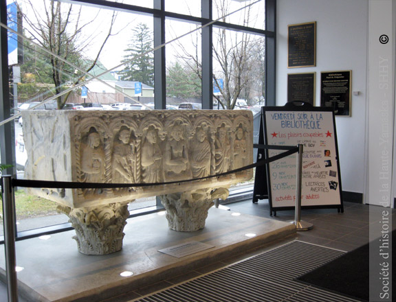 Depuis son installation dans le hall d’entrée de la bibliothèque municipale de Granby, le sarcophage romain ne cesse d’attirer les regards de tous ceux qui fréquentent ce lieu de savoir.