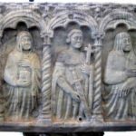 Une partie du côté chrétien du sarcophage, sur lequel ont été sculptés Marie Madeleine, un saint militaire portant une croix et une épée (peut-être saint Maurice) et la Vierge. (Coll. Société d’histoire de la Haute-Yamaska)