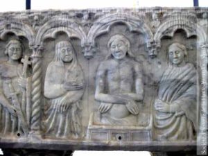 Au milieu des figures ajoutées au XIVe siècle, le sculpteur a placé la dépouille mortelle du Christ. (Coll. Société d’histoire de la Haute-Yamaska).