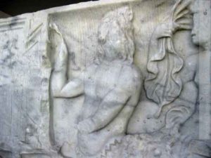 Les bas-reliefs du côté païen auraient été volontairement endommagés au XIVe siècle, quand le sarcophage a été encastré dans un mur. (Coll. Société d’histoire de la Haute-Yamaska)