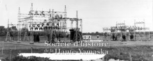 Sous-station Cleveland de la Southern Canada Power, coin boulevard Pierre Laporte et Bergeron, en 1959. ©Société d’histoire de la Haute-Yamaska, collection SHHY, P027-S27-SS2-SSS2-D05-P02