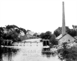 C’est dans ce petit bâtiment que la Standard Electric aurait installé sa centrale. ©Société d’histoire de la Haute-Yamaska, fonds Rolland Gagné, P084-D2-P67