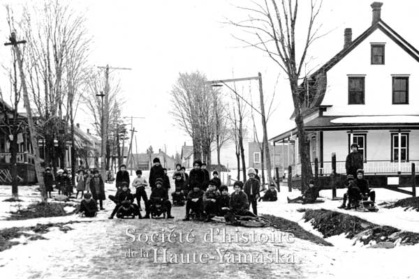 : Les citoyens de Roxton Pond obtiennent l’électricité en 1903. Ici, des enfants s’apprêtent à dévaler la rue Stanley. ©Société d’histoire de la Haute-Yamaska, collection SHHY, P070-H17-E1-1-P01