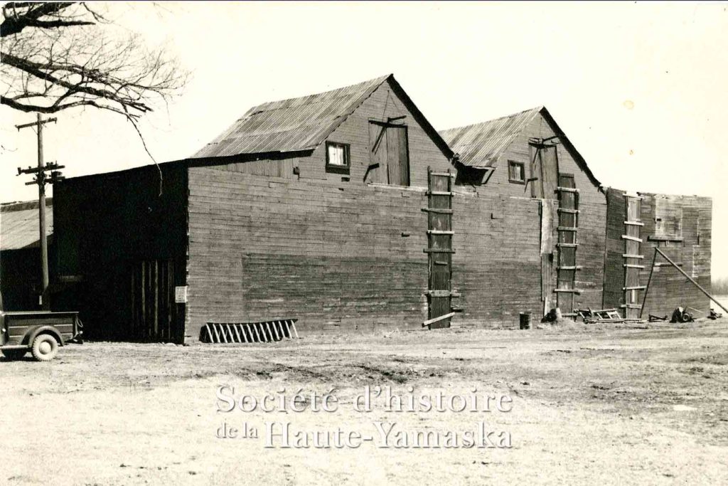 La glacière Robert, vers 1948. (© Société d’histoire de la Haute-Yamaska, P070,027,SS3,SSS7,D1,P1)